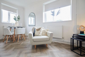 Stylish 2 Bed Apartment with Beautiful Garden